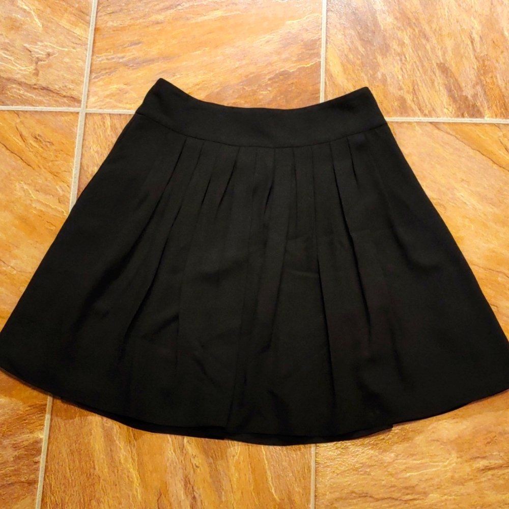Tahari Black Pleated Skirt sz 6